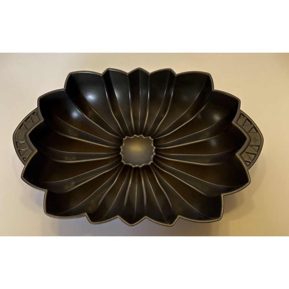 Wilton Chrysanthemum Cast Aluminum Bundt Pan Early 2000's Handles